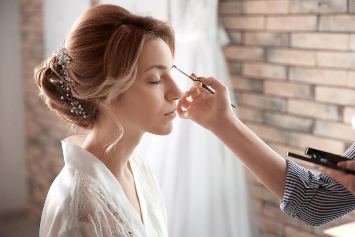Maquillage et cils, Pierrefort