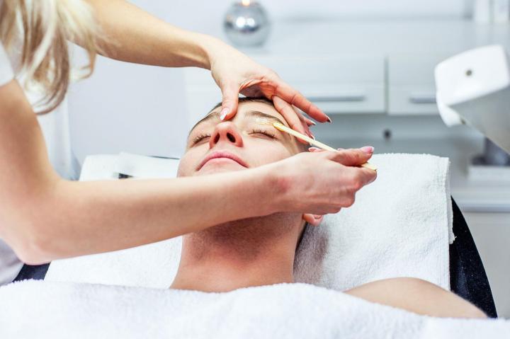 Des prestations d’épilation du visage dédiées aux femmes.